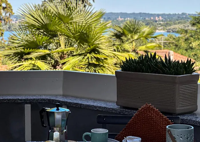 Casa Bole, Rustic-Chic Attic With Lake Glimpse Dormelletto Foto