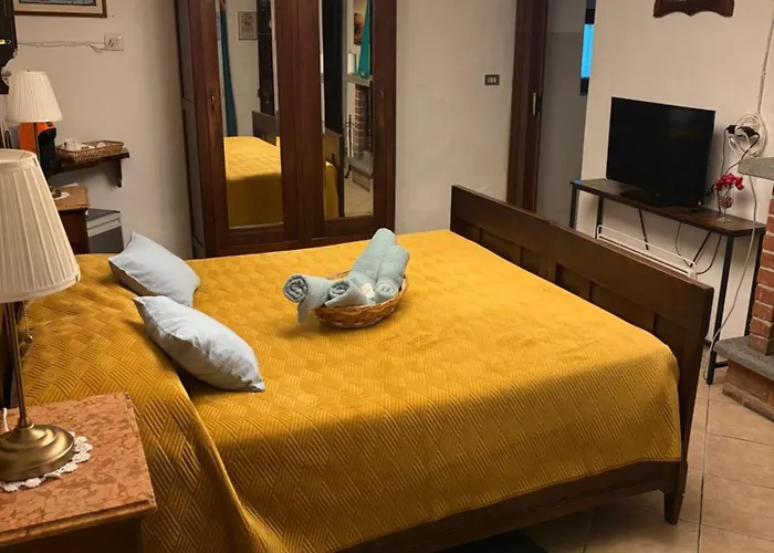 Camera Glicine Con Bagno Privato Castellero képek